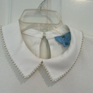 Cece Pretty white sweater with pearl collar